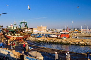 Essaouira, Fas - 10 Aralık 2018 Fas turu. Essaouira şehrinin pitoresk balıkçı limanı.