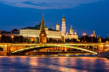 Moskova, Rusya - 9 Haziran 2019: Moskova turu. Moskova Kremlin ve Moskova nehri manzarası. Güzel gece manzarası.