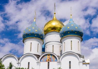 Mavi gökyüzüne karşı Ortodoks Katedrali 'nin kubbesi. Kutsal Üçlü - Rusya Altın Halkası 'nın bir parçası olarak Rusya, Moskova yakınlarındaki Sergiev Posad' daki St. Sergius Lavra.