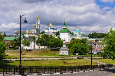 Sergiev Posad, Rusya - 10 Haziran 2019: Rusya gezisi. Kutsal Üçlü - Rusya Altın Halkası 'nın bir parçası olarak Rusya, Moskova yakınlarındaki Sergiev Posad' daki St. Sergius Lavra.