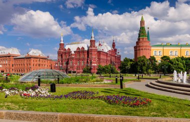 Moskova, Rusya - 10 Haziran 2019: Moskova turu. Manezhnaya Meydanı ve Kremlin, Moskova 'nın tarihi merkezinin güzel yaz manzarası.