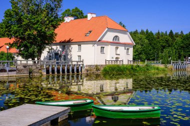 Vihula, Estonya - 29 Temmuz 2019: Estonya gezisi. Lahemaa Ulusal Parkı 'ndaki Vihula Malikânesi (Vihula mis) müzesi. Güzel yaz manzarası. Göleti olan pitoresk bir park..
