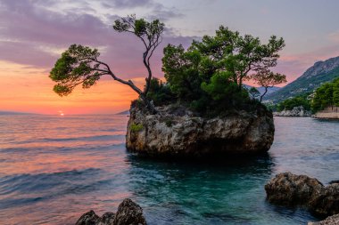 Brela Stone (Kamen Brela) - Hırvatistan 'da popüler bir doğal cazibe olan Brela' nın sembolü. Brela Stone 'un güzel günbatımı manzarası, Punta Rata plajı, Hırvatistan' ın Makarska Rivierası