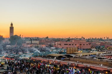 Marakeş, Fas - 9 Aralık 2018 Jamaa el Fna pazar meydanı. Jemaa el-Fnaa, Djema el-Fna veya Djemaa el-Fnaa, Marakeş 'in Medina bölgesinde ünlü bir pazar ve meydan..