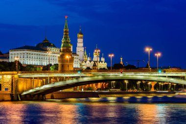 Moskova, Rusya - 9 Haziran 2019: Moskova turu. Moskova Kremlin ve Moskova nehri manzarası. Güzel gece manzarası.