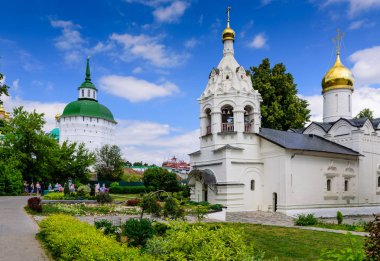 Sergiev Posad, Rusya - 10 Haziran 2019: Rusya'yı gezin. Kutsal Teslis Pyatnitskoe bileşik - St Sergius Lavra Sergiev Posad Moskova yakınlarındaki, Rusya