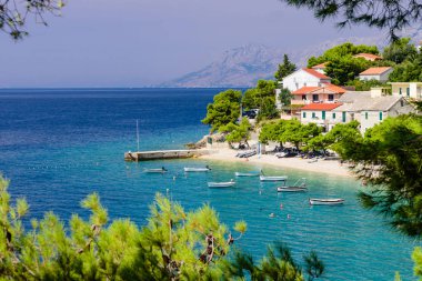 pitoresk Adriyatik kıyıları. Turkuaz su ile Makarska tatil koy, Dalmaçya bölgesi, Hırvatistan