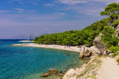 Makarska, Dalmaçya Bölgesi, Hırvatistan-14 Eylül 2018: pitoresk Adriyatik kıyısı. Makarska Resort turkuaz su ile Halk Plajı