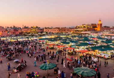 Marakeş, Fas - 8 Aralık 2018 Jamaa el Fna pazar meydanı. Jemaa el-Fnaa, Djema el-Fna veya Djemaa el-Fnaa, Marakeş 'in Medina bölgesinde ünlü bir pazar ve meydan..