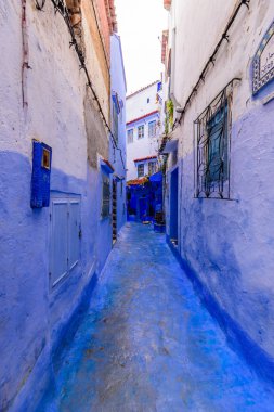 Chefchaouen, Fas - 13 Aralık 2018 Fas turu. Chefchaouen kasabasının güzel mavi Medina 'sı. Geleneksel mavi cadde