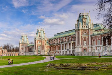 Moskova, Rusya-29 Nisan 2018: Moskova gezisi. Büyük Tsaritsyn Sarayı. Tsaritsyno, Moskova 'nın güneyindeki bir Saray Müzesi ve Park rezervi.