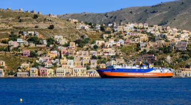 Suriye adası, Dodecanese, Yunanistan - 17 Mayıs 2016: Eski güzel binaları olan güzel Symi kıyısı