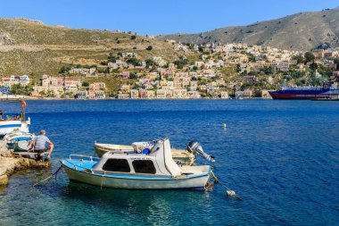 Suriye adası, Dodecanese, Yunanistan - 17 Mayıs 2016: Eski güzel binaları olan güzel Symi kıyısı