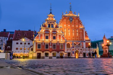 Riga, Letonya - 18 Ekim 2019: Letonya gezisi. Riga Eski Kasabası 'ndaki Blackheads Evi ile Belediye Meydanı. Güzel gece manzarası