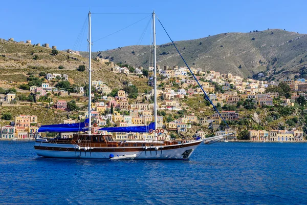 Yunanistan, Dodecanese 'deki Suriye adasının pitoresk sahillerinde bir gemi.