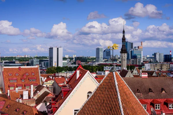 爱沙尼亚塔林 2019年8月2日 爱沙尼亚观光 塔林老城的空中景观 经典的城市意境观 — 图库照片
