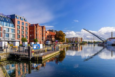 Gdansk, Polonya - 7 Ekim 2019: Gdansk eski şehir manzarası. Renkli binaları olan resim gibi bir set.