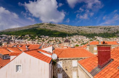 Hırvatistan 'ı gezmek. Dubrovnik şehir manzarası. Dubrovnik eski kasabası, güzel bir yaz manzarası, Dalmaçya bölgesi.