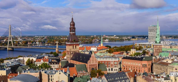 Riga, Letonya - 5 Ekim 2019 Letonya gezisi. Riga 'nın eski güzel hava manzarası.