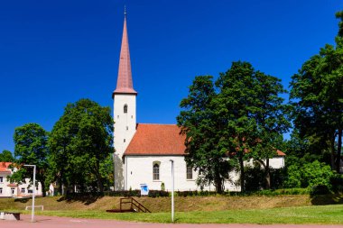 Estonya 'yı gezmek. Johvi kasabasındaki St. Michael Kilisesi