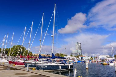 Gdynia, Polonya - 6 Ekim 2019: Baltık Denizi 'nde yat ve Polonya. Gdynia, Polonya 'da Baltık Denizi' nin önemli bir limanıdır..