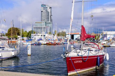 Gdynia, Polonya - 6 Ekim 2019: Baltık Denizi 'nde yat ve Polonya. Gdynia, Polonya 'da Baltık Denizi' nin önemli bir limanıdır..