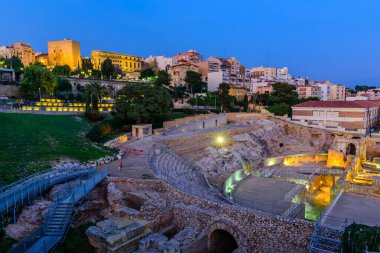 İspanya 'yı gezmek. Tarragona 'da amfiteatr, günbatımında Roma harabeleri, Tarragona, Katalonya bölgesi, İspanya