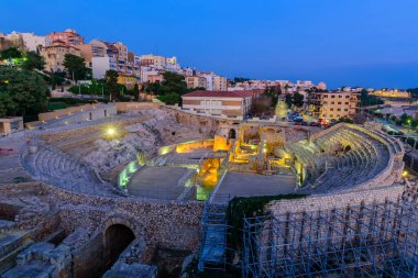 İspanya 'yı gezmek. Tarragona 'da amfiteatr, günbatımında Roma harabeleri, Tarragona, Katalonya bölgesi, İspanya