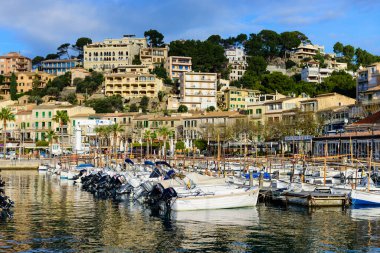 Mallorca Adası, Balearic Adaları, İspanya - 4 Ocak 2019: Soller kasabasında balıkçı tekneleri bulunan pitoresk liman