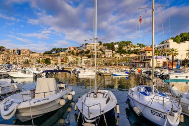 Mallorca Adası, Balearic Adaları, İspanya - 4 Ocak 2019: Soller kasabasında balıkçı tekneleri bulunan pitoresk liman