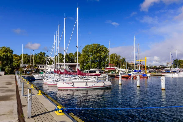 格丁尼亚 Gdynia Poland 2019年10月6日 在波兰格丁尼亚 Gdynia 与游艇在波罗的海的码头 Gdynia是波兰波罗的海的一个重要港口 — 图库照片