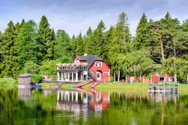 Saaremaa Adası, Estonya - 13 Temmuz 2018: Sahilde kamp ve ormanlık bir göl