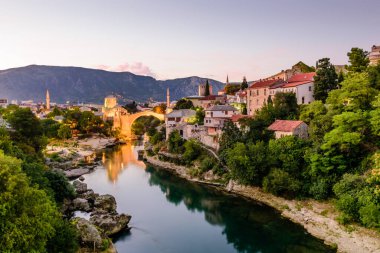 Mostar, Bosna-Hersek - 11 Eylül 2018: Bosna-Hersek 'i gezmek. Eski Köprü, Stari Most, zümrüt nehri Neretva ile Mostar eski kasabasında, gece görüşü