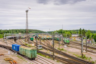 Vainikkala, Finlandiya - 24 Haziran 2018: Finlandiya ve Rusya sınırındaki Vainikkala tren istasyonu, yük arabalarının en üst görüntüsü