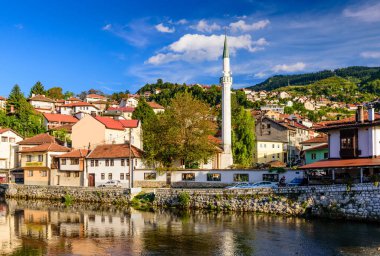 Saraybosna kenti, Bosna-Hersek - 10 Eylül 2018: Bosna-Hersek 'in başkenti Saraybosna' nın tarihi merkezine bakış