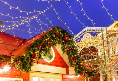 Noel tebrik kartı. Sokak aydınlatmalı güzel yeni yıl manzarası, Moskova, Rusya.