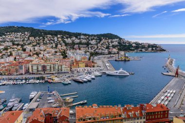 Güzel şehir, Fransa - 7 Mart 2018 Cote d 'azur, Fransa. Arka planda yatları ve güzel binaları olan güzel bir liman.