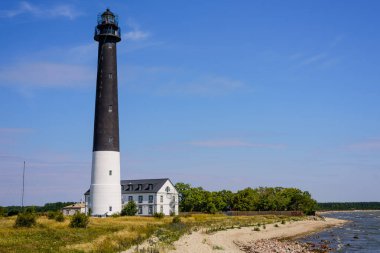 Saaremaa adasını gezmek. Srve deniz feneri, Estonya 'nın Saaremaa adası, Baltık deniz kıyısında popüler bir dönüm noktasıdır.