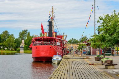 Hamina kasabası, Finlandiya - 5 Ağustos 2018: tarihi kırmızı buharlı Finlandiya Körfezi seti