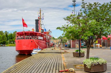 Hamina kasabası, Finlandiya - 5 Ağustos 2018: tarihi kırmızı buharlı Finlandiya Körfezi seti
