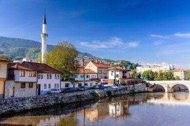 Saraybosna kenti, Bosna-Hersek - 10 Eylül 2018: Bosna-Hersek 'in başkenti Saraybosna' nın tarihi merkezine bakış