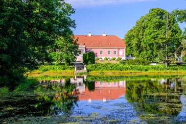 Sagadi, Estonya - 29 Temmuz 2019: Estonya gezisi. Lahemaa Ulusal Parkı 'ndaki Sagadi Malikanesi (Sagadi mis) Müzesi.