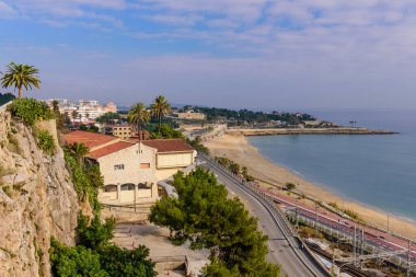 Tarragona, İspanya - 2 Ocak 2020: Tarragona manzarası. Akdeniz balkonu - gözlem güvertesi, Akdeniz sahili manzaralı