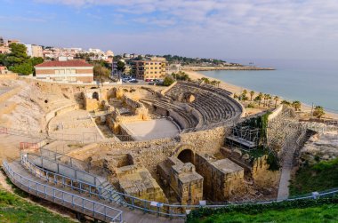 Tarragona, İspanya - 2 Ocak 2020: Tarragona manzarası. Tarragona 'daki amfi tiyatro, Roma harabeleri