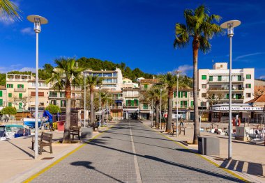 Mallorca Adası, Balearic Adaları, İspanya - 4 Ocak 2019: Port de Soller şehri. Palmiye ağaçları olan güzel bir cadde