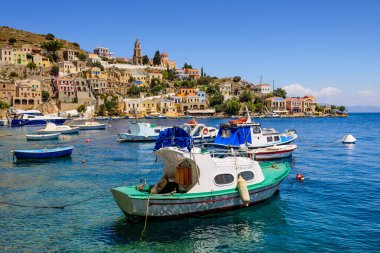 Suriye adası, Dodecanese Adaları, Yunanistan - 18 Mayıs 2016: Parlak ve renkli balıkçı tekneleriyle Yunanistan 'ın Symi adasındaki manzara kıyısı