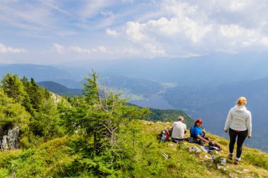 Bohinj, Slovenya - 15 Eylül 2016: Dağın tepesindeki gezginler, Slovenya 'da popüler bir turizm merkezi olan Triglav Ulusal Parkı