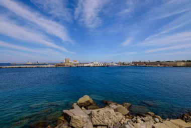 Rodos Adası, Dodecanese Adaları, Yunanistan - 20 Mayıs 2016: Eski Rodos kasabasındaki liman 