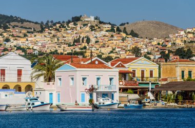 Suriye Adası, Dodecanese Adaları, Yunanistan - 18 Mayıs 2016: Geleneksel mimarisi olan pitoresk Yunan köyü Pedi