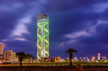 Batumi, Adjara, Georgia - 18 Eylül 2017: Akşamları gökdelenli Resort Town Sahnesi. Batumi 'de Karadeniz kıyısındaki alfabe kulesi